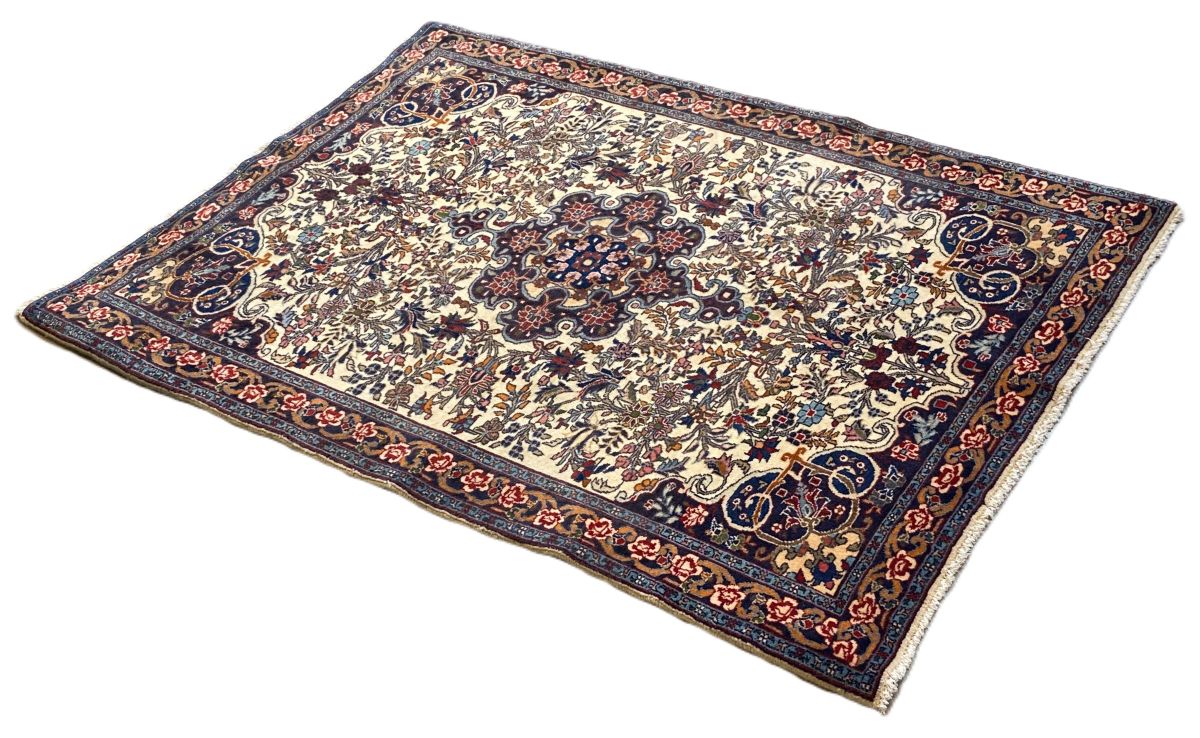 A FLORAL PERSIAN BIDJAR (150 X 110 CM)